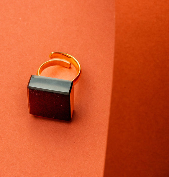 Anillo cubo obsidiana dorado