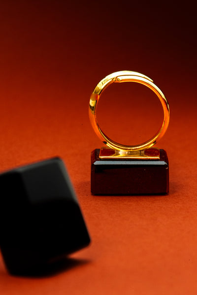 Anillo cubo obsidiana dorado